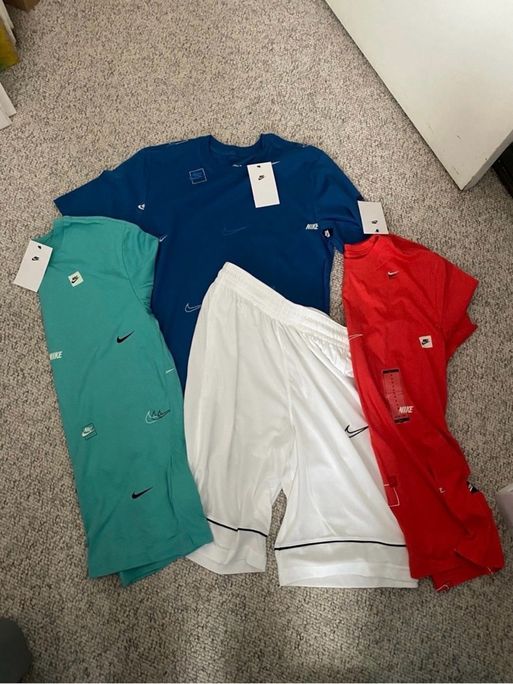 NWT 4PC MENS NIKE SHIRTS AND SHORTS SET SMALL